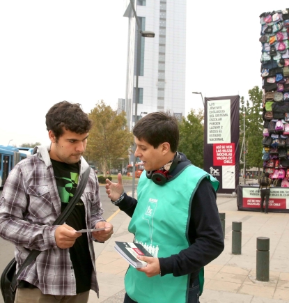 Con provocadora instalación en Plaza Italia logramos evidenciar realidad de jóvenes excluidos del sistema escolar