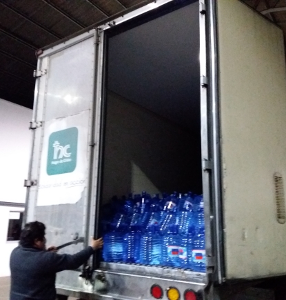 Ya partieron dos camiones cargados con 50 mil litros de agua