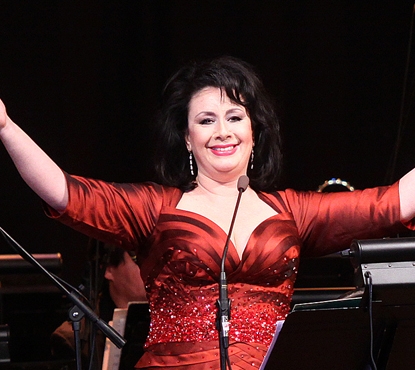 Verónica Villarroel canta con acogidos del Hogar de Cristo