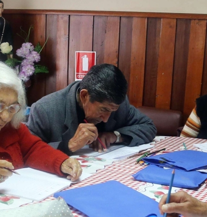 Adultos mayores “mateos” aprenden a leer y escribir en Hogar de Cristo