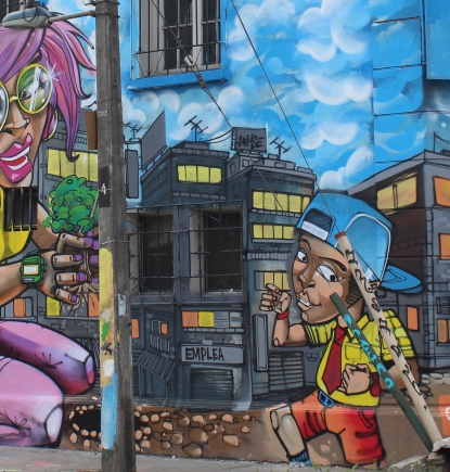 Hermoso grafiti embellece fachada de Fundación Emplea