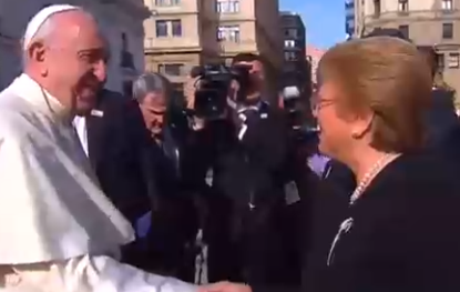 El distendido diálogo entre Bachelet y el Papa Francisco a la salida de La Moneda
