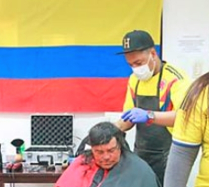 Agrupación de colombianos ofreció cambios de look a usuarios del Hogar de Cristo