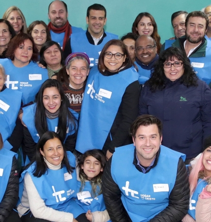 Cambiemos el Pronóstico: Voluntarios ayudan a capear el frío en la noche más larga