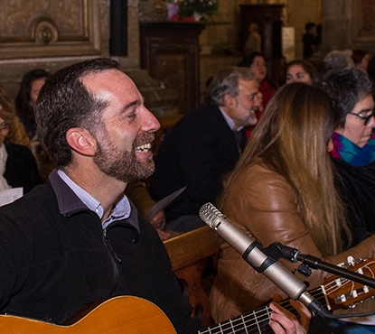 Cristóbal Fones, el jesuita que canta
