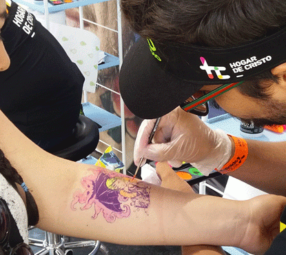 Tatuajes fluorescentes con temática sociales revolucionaron Creamfields