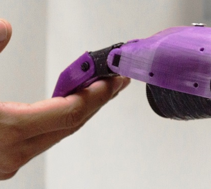 Acción Solidaria: Fundación crea primera prótesis robótica 3D para promover la inclusión