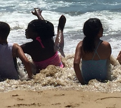 Mujeres de la hospedería y sus hijos gozaron en la playa de Zapallar