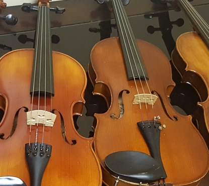 Prestigiosas tiendas donan violines a escuelas vulnerables