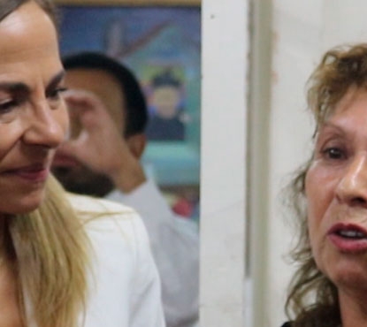 Isabel Plá premia a Guillermina, monitora histórica de la Hospedería de Mujeres