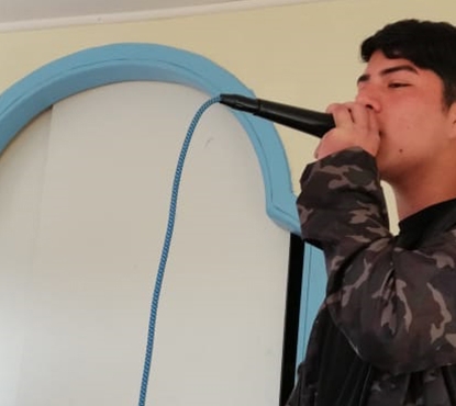 Jóvenes presentan su trap contra la exclusión.