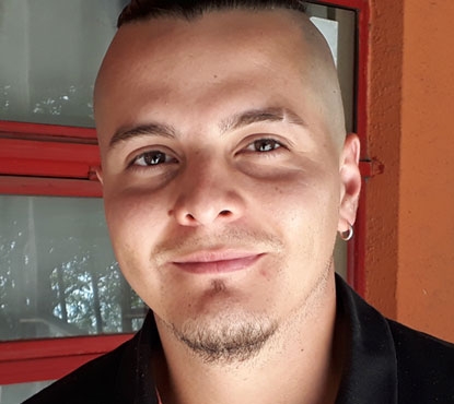 Vivió en situación de calle y ahora cumplirá el sueño de convertirse en peluquero