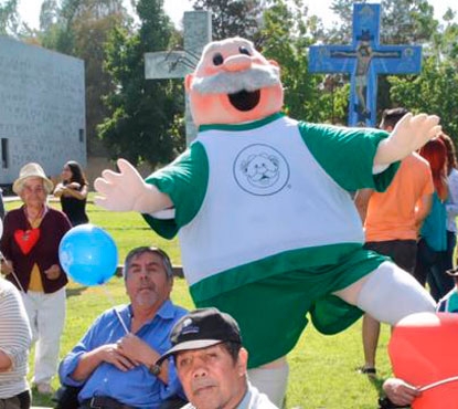 Dr. Simi celebró el Día del Amor junto a 100 acogidos de Hogar de Cristo