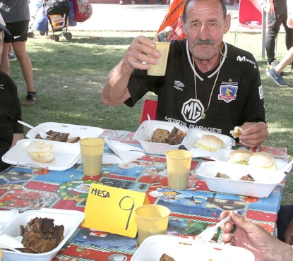 Orlando Cortés y su olla común a domicilio: “Es lindo ver brillar los ojos de los niños frente a una comida caliente”