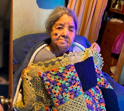 “Tejiendo con amor”: Donan 90 mantas a adultos mayores en Puerto Varas