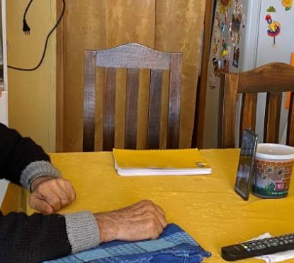 Víctor ejercita su memoria y su cuerpo con ayuda de jóvenes universitarios