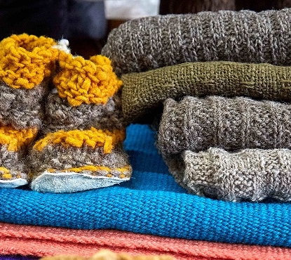 Artesanas del sur regalan sus textiles a mujeres de la hospedería Hogar de Cristo