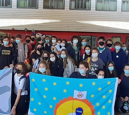 Escolares regalan su tiempo y un día diferente a adultos mayores