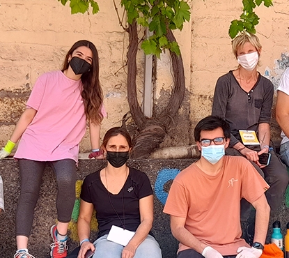Jóvenes de la UDD transformaron el cemento en un jardín
