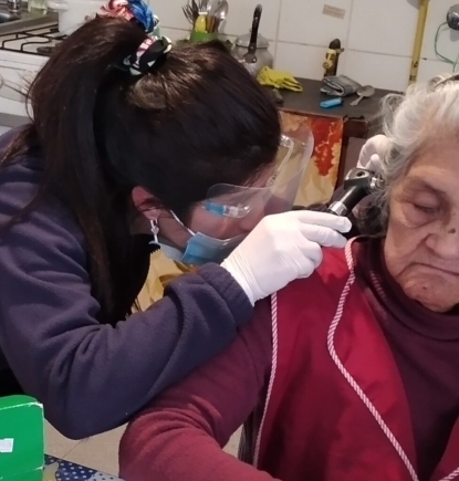 Atención fonoaudiológica para adultos mayores vulnerables en Coyhaique:  “A pesar de querernos mucho, nos cuesta expresarlo”
