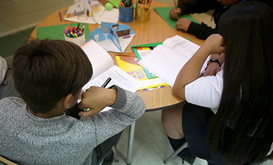 “Del dicho al derecho: modelo de calidad de escuelas de reingreso para Chile”