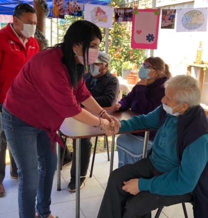 La Ministra, Karla Rubilar, visitó a los adultos mayores de Hogar de Cristo en Quinteros