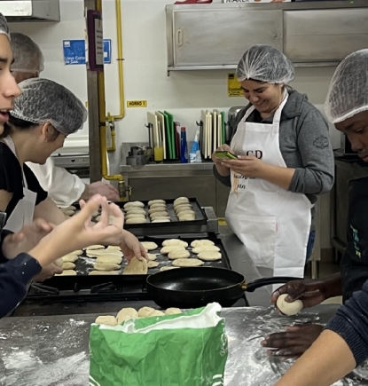 CyD: Voluntarios hicieron pan con jóvenes de Súmate
