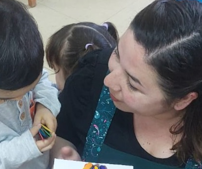 Katherine Osorio: “Cuando hay disparos, calmamos a los niños cantando”