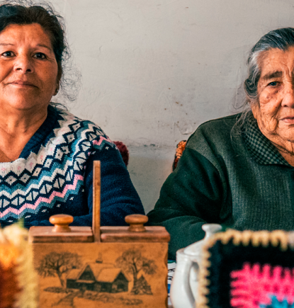 En Quillota: Tejer redes a crochet para Elba y Gloria