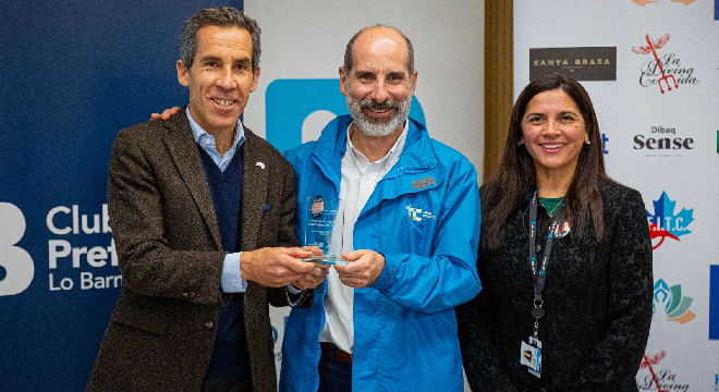 En la foto: Felipe Alessandri, alcalde de Lo Barnechea; Juan Cristóbal Romero, director ejecutivo de Hogar de Cristo; Paula Olmedo, directora del Club Preferente de Lo Barnechea