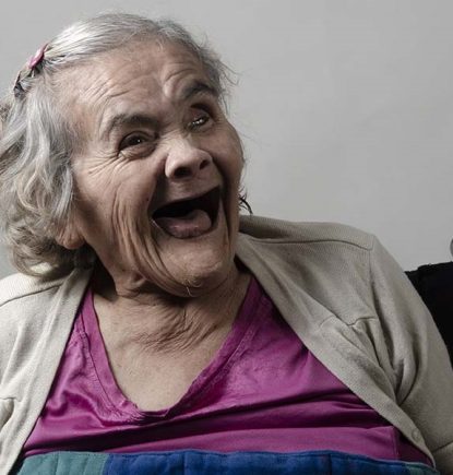 “Uno de nosotros”: Retratos de felicidad en adversidad